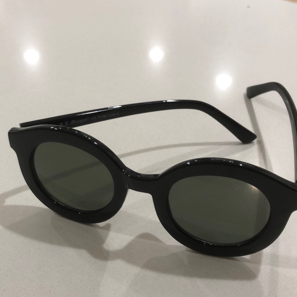 Black beautiful sunglasses A.j Morgan
